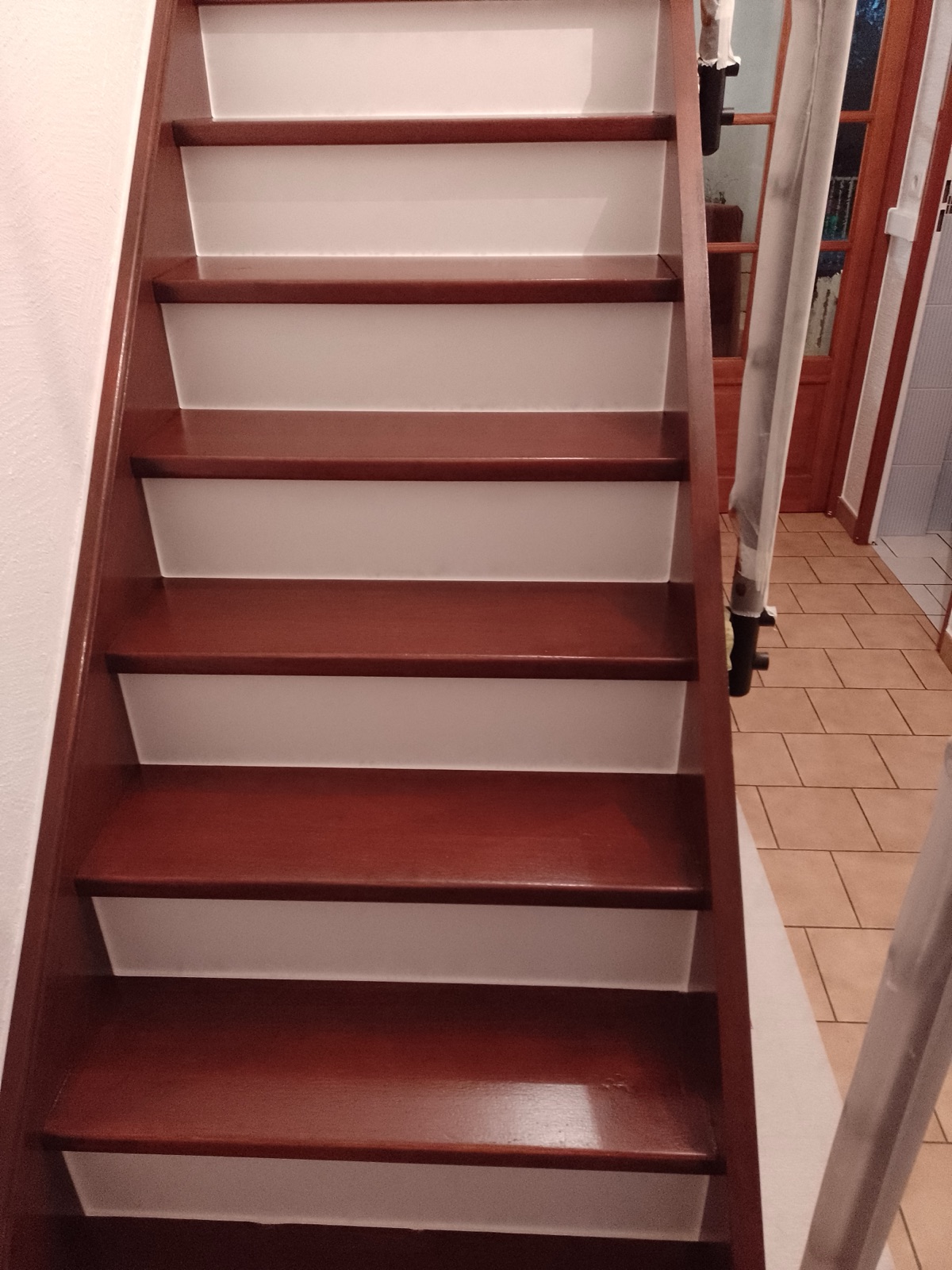 Après — escalier acajou et blanc