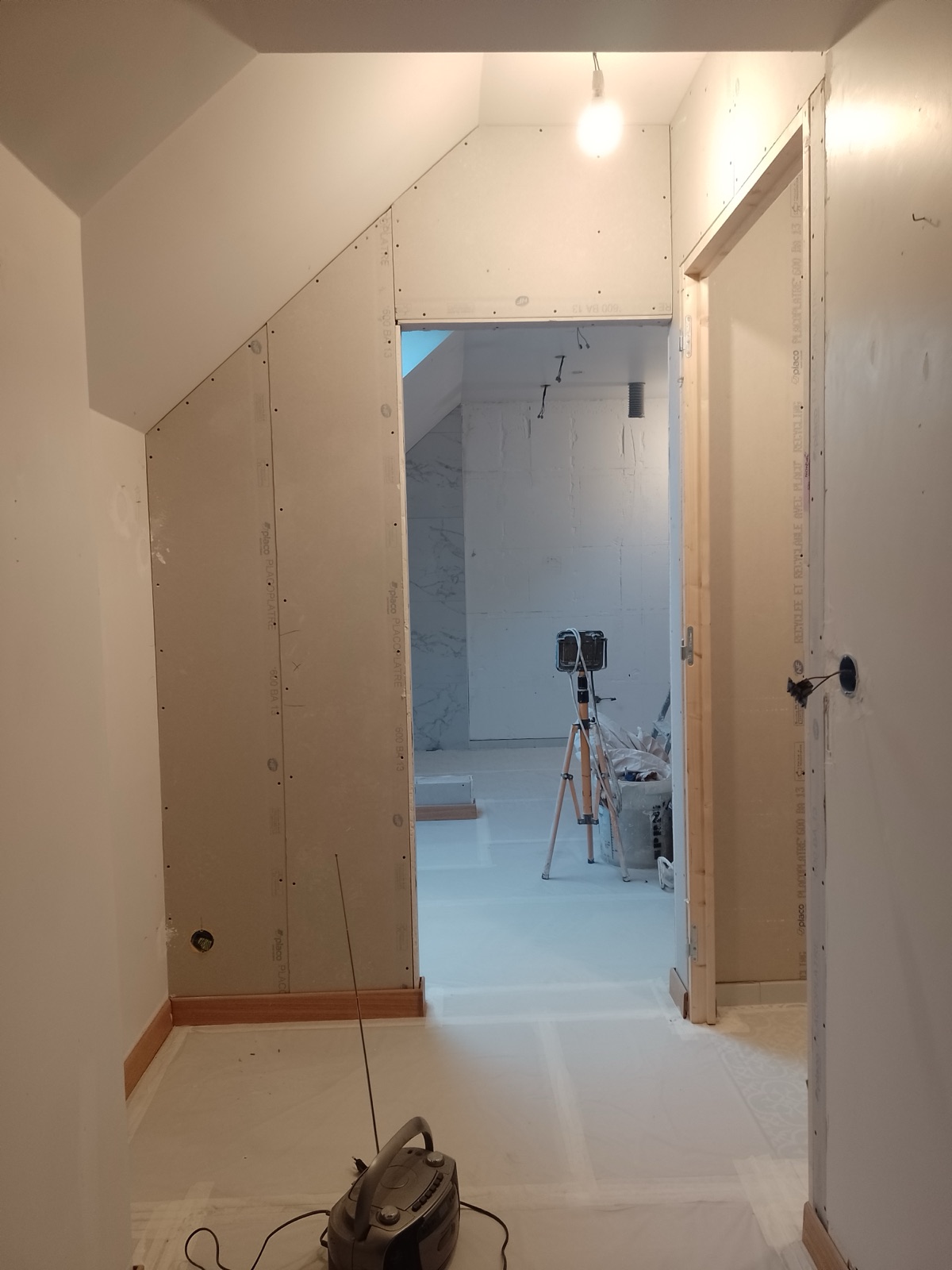 Pose cloisons placo combles couloir mansardé en cours — Seine-et-Marne 77 — L'Atelier Nuances