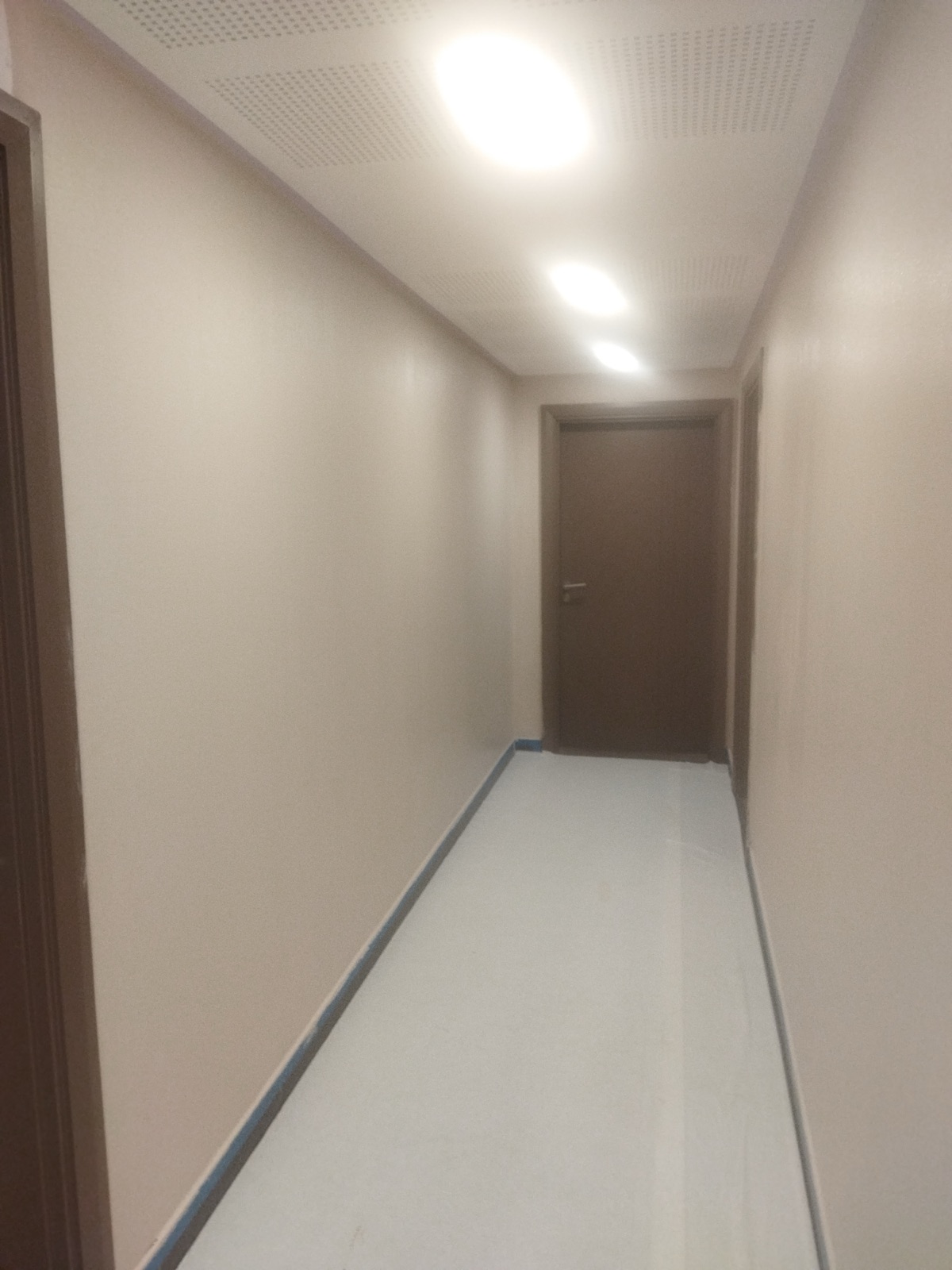 Après — couloir copropriété beige