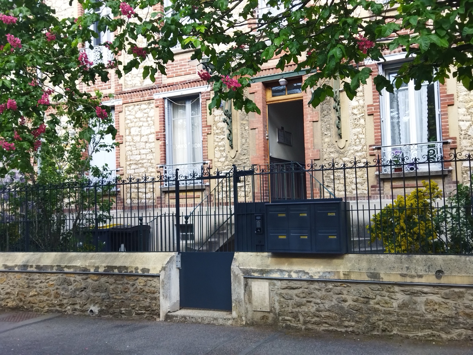 Vue ensemble façade et portail résultat intervention extérieure — Seine-et-Marne 77 — L'Atelier Nuances