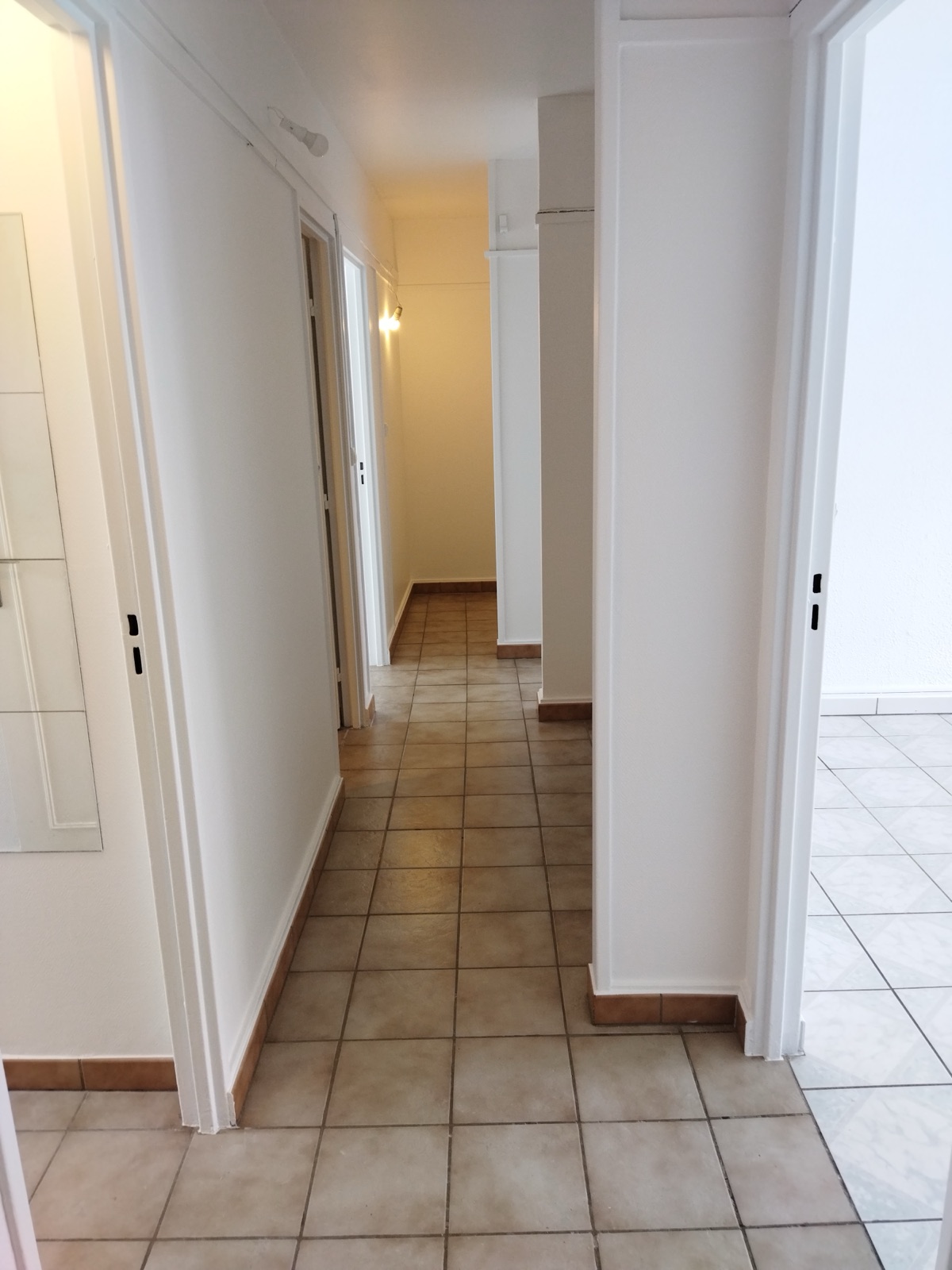 Appartement couloir blanc portes angle résultat rénovation — Seine-et-Marne 77 — L'Atelier Nuances