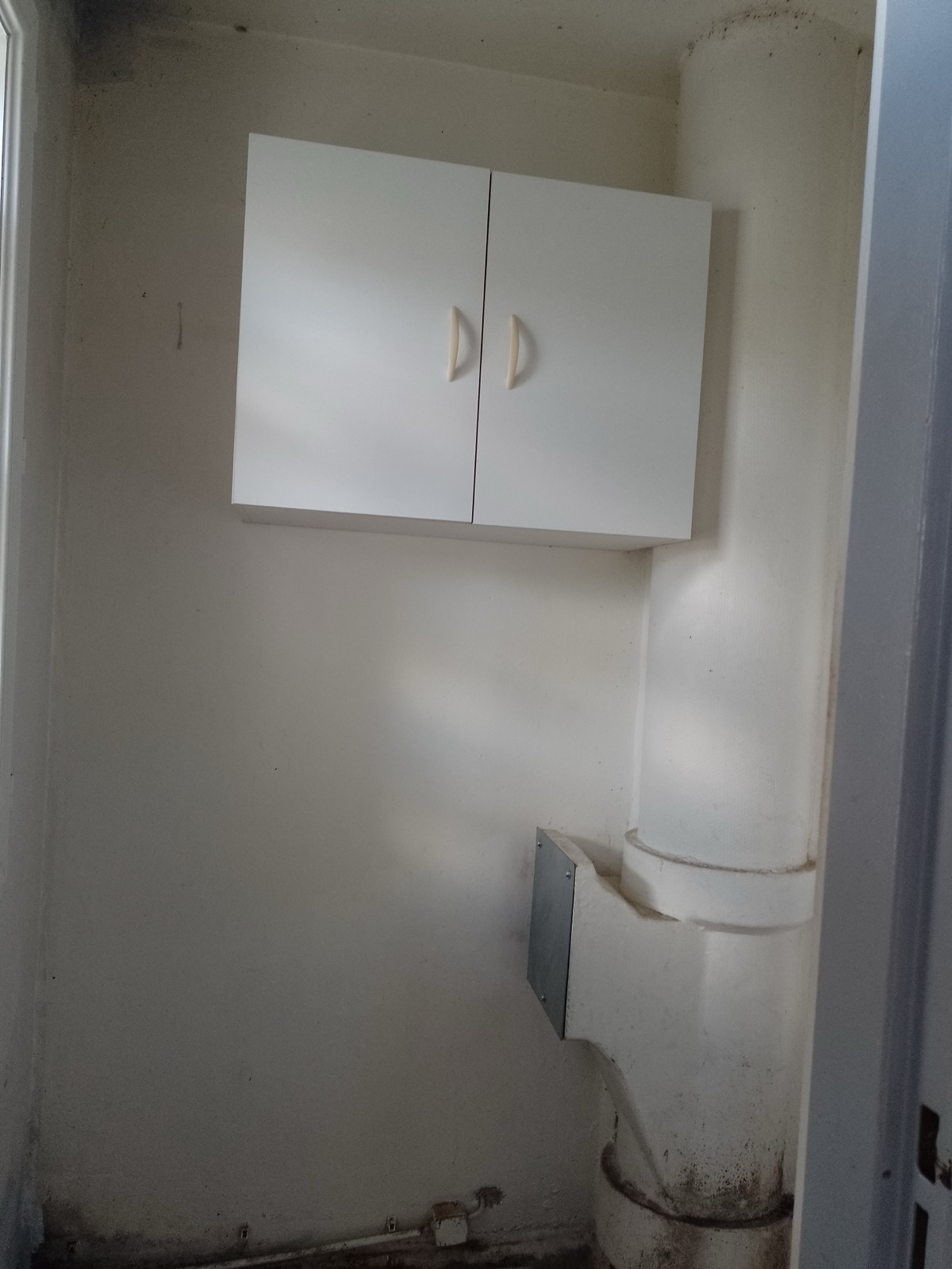 Avant — couloir avec humidité