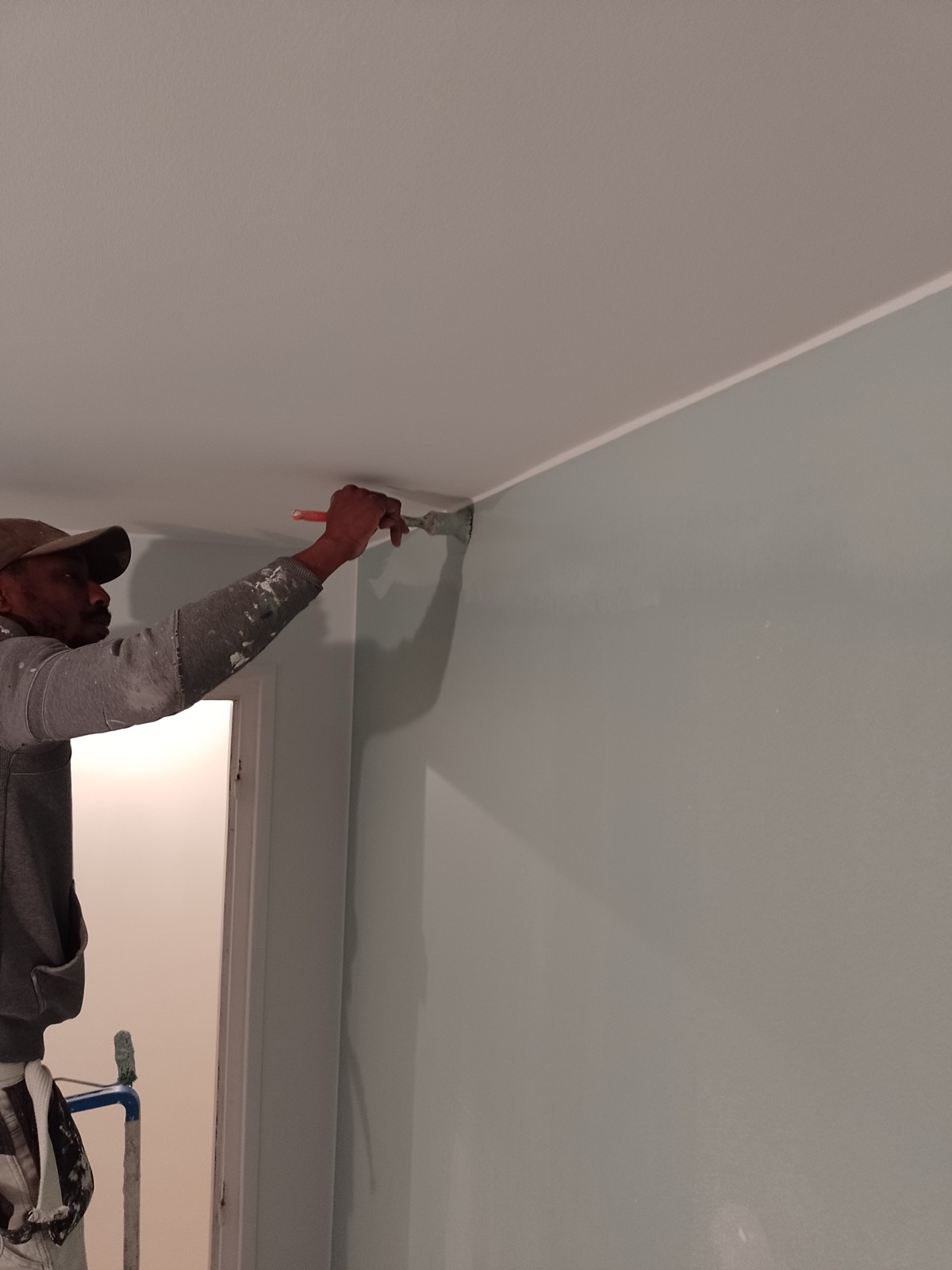 Détail pinceau jonction mur-plafond vert