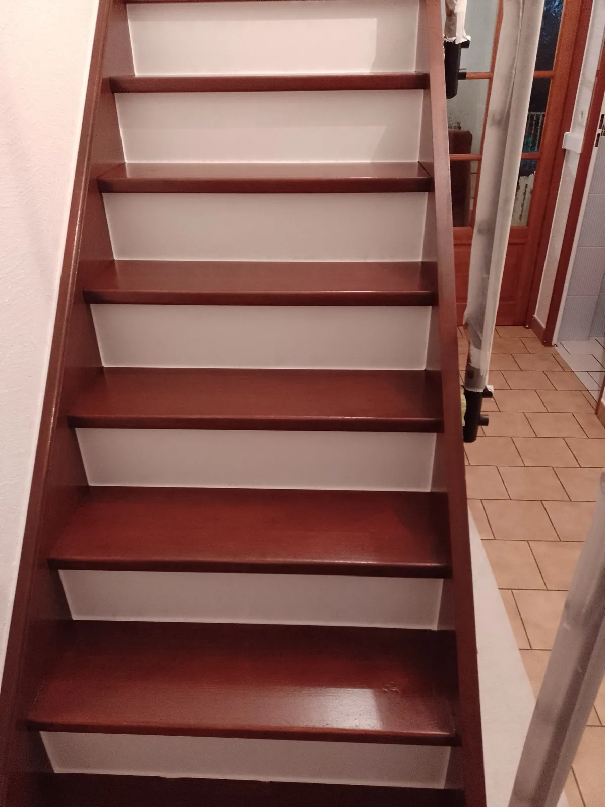 Escalier — marches acajou et contremarches blanches, Seine-et-Marne