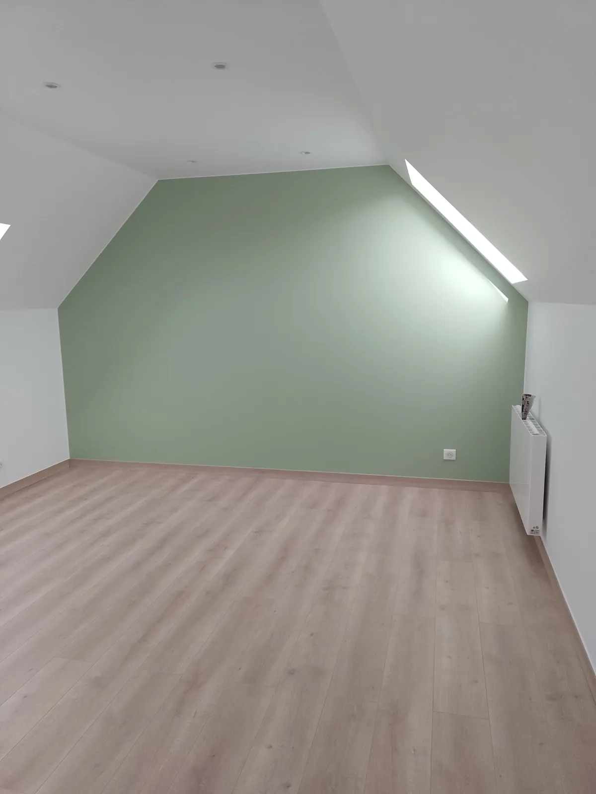 Chambre mansardée — mur vert sauge, peinture intérieure Seine-et-Marne