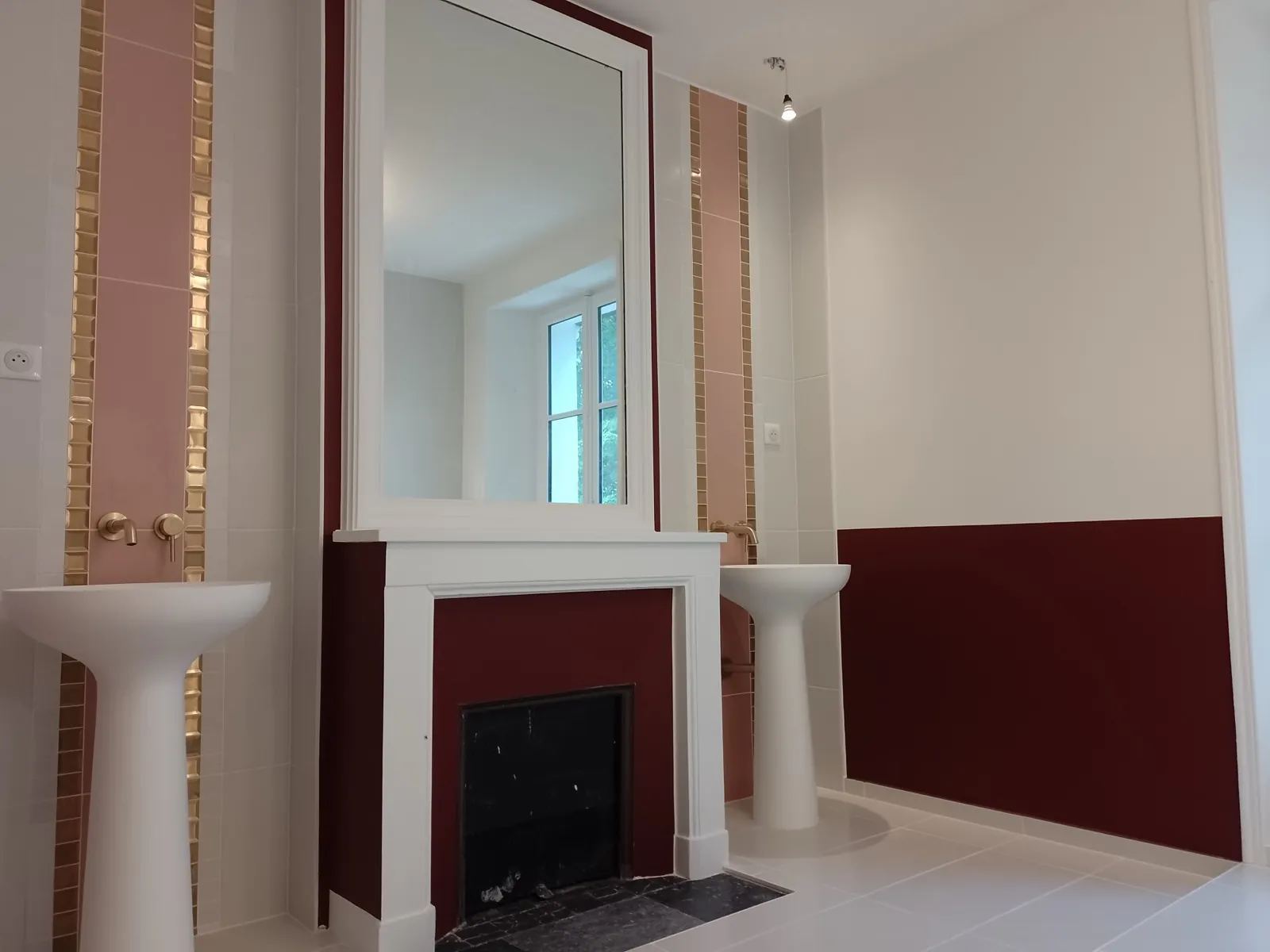 Salle de bain — mur bordeaux, lavabos colonnes, Seine-et-Marne