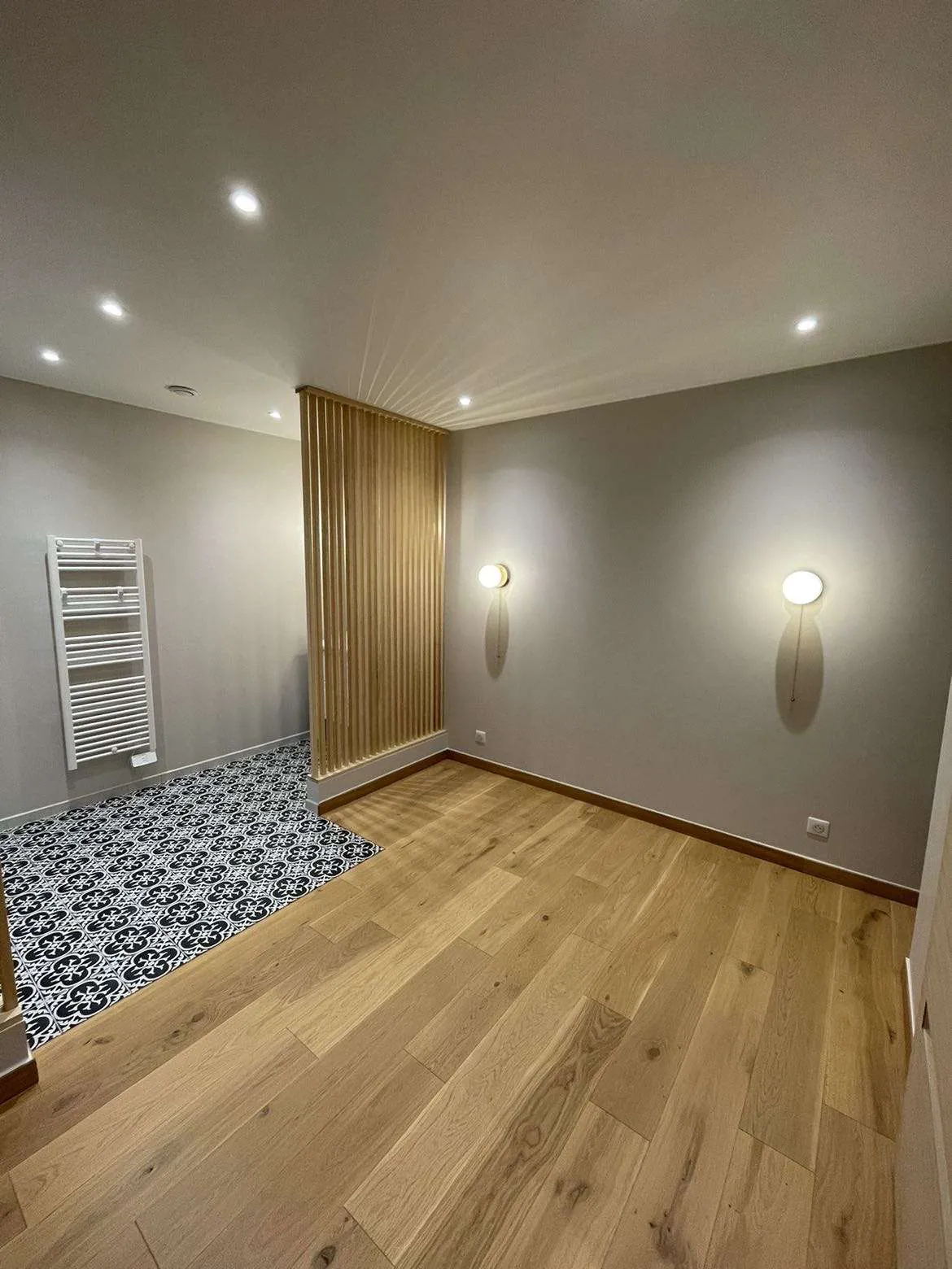 Rénovation appartement — mur gris, parquet chêne, carreaux de ciment, Seine-et-Marne